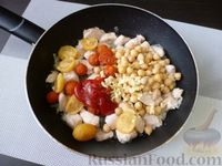 Фото приготовления рецепта: Рагу из курицы с нутом и помидорами - шаг №8