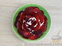 Фото приготовления рецепта: Салат "Роза" с курицей, свёклой и черносливом - шаг №20