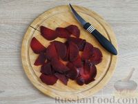 Фото приготовления рецепта: Салат "Роза" с курицей, свёклой и черносливом - шаг №19