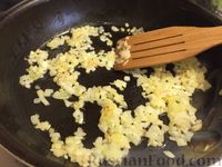 Фото приготовления рецепта: Тушеная картошка с оливками и шпинатом - шаг №3