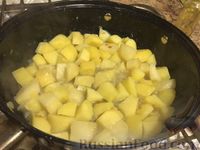 Фото приготовления рецепта: Тушеная картошка с оливками и шпинатом - шаг №6