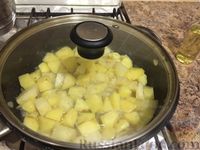 Фото приготовления рецепта: Тушеная картошка с оливками и шпинатом - шаг №7