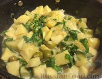 Фото приготовления рецепта: Тушеная картошка с оливками и шпинатом - шаг №11