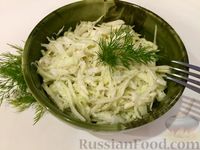 Фото к рецепту: Салат из капусты с луком и майонезом