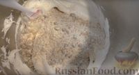 Фото приготовления рецепта: Бисквитный рулет с яблоками и орехами - шаг №11