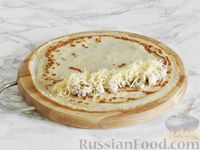 Фото приготовления рецепта: Блинный пирог "Улитка" с курицей, грибами и сыром - шаг №6