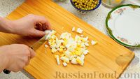 Фото приготовления рецепта: Картофельный суп с черемшой, консервированным горошком и яйцами - шаг №7
