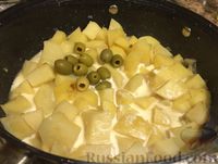 Фото приготовления рецепта: Тушеная картошка с оливками и шпинатом - шаг №8