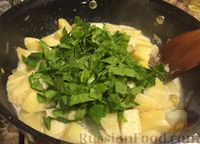 Фото приготовления рецепта: Тушеная картошка с оливками и шпинатом - шаг №10