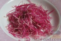 Фото приготовления рецепта: Салат “Розовое облако” из редьки и моркови - шаг №3