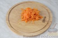 Фото приготовления рецепта: Салат из свёклы с морковью, яблоком и черносливом - шаг №4