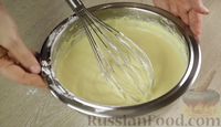 Фото приготовления рецепта: Бисквитный торт с кремом "Пломбир" - шаг №11