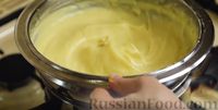 Фото приготовления рецепта: Бисквитный торт с кремом "Пломбир" - шаг №12