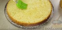 Фото приготовления рецепта: Бисквитный торт с кремом "Пломбир" - шаг №18