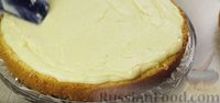Фото приготовления рецепта: Бисквитный торт с кремом "Пломбир" - шаг №19