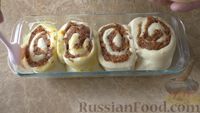 Фото приготовления рецепта: Сдобные булочки с сушеными яблоками и вареньем - шаг №14