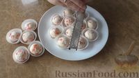 Фото приготовления рецепта: Сырные шарики с красной рыбой - шаг №6