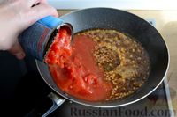 Фото приготовления рецепта: Кальмары в остром томатном соусе - шаг №4