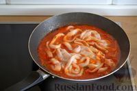 Фото приготовления рецепта: Кальмары в остром томатном соусе - шаг №8