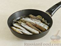 Фото приготовления рецепта: Тушеная мойва с луком - шаг №7