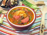 Фото к рецепту: Грибной суп с перловкой, квашеной капустой и колбасой