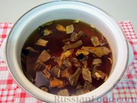 Фото приготовления рецепта: Грибной суп с перловкой, квашеной капустой и колбасой - шаг №3