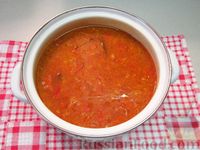 Фото приготовления рецепта: Грибной суп с перловкой, квашеной капустой и колбасой - шаг №14