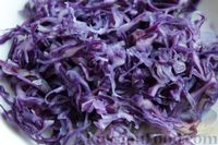 Фото приготовления рецепта: Салат из краснокочанной капусты, яиц и сыра с чесноком - шаг №4