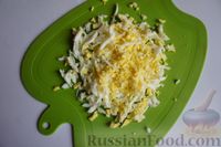 Фото приготовления рецепта: Салат из краснокочанной капусты, яиц и сыра с чесноком - шаг №7