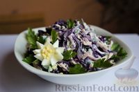 Фото приготовления рецепта: Салат из краснокочанной капусты, яиц и сыра с чесноком - шаг №9