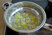 Фото приготовления рецепта: Паста в сливочном соусе со шпинатом, луком-пореем и томатами - шаг №2