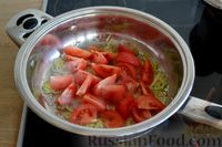 Фото приготовления рецепта: Паста в сливочном соусе со шпинатом, луком-пореем и томатами - шаг №3
