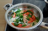 Фото приготовления рецепта: Паста в сливочном соусе со шпинатом, луком-пореем и томатами - шаг №5