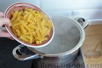 Фото приготовления рецепта: Паста в сливочном соусе со шпинатом, луком-пореем и томатами - шаг №6