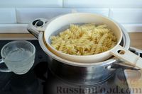 Фото приготовления рецепта: Паста в сливочном соусе со шпинатом, луком-пореем и томатами - шаг №7