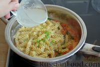 Фото приготовления рецепта: Паста в сливочном соусе со шпинатом, луком-пореем и томатами - шаг №8