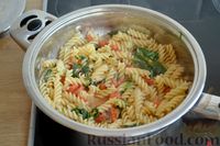 Фото приготовления рецепта: Паста в сливочном соусе со шпинатом, луком-пореем и томатами - шаг №9