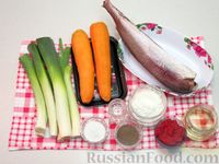 Фото приготовления рецепта: Рыба под томатным соусом с морковью и луком-пореем - шаг №1