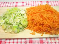 Фото приготовления рецепта: Рыба под томатным соусом с морковью и луком-пореем - шаг №5