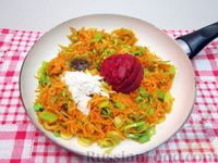 Фото приготовления рецепта: Рыба под томатным соусом с морковью и луком-пореем - шаг №7