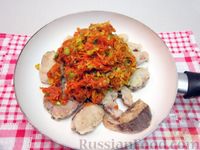 Фото приготовления рецепта: Рыба под томатным соусом с морковью и луком-пореем - шаг №9