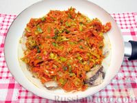 Фото приготовления рецепта: Рыба под томатным соусом с морковью и луком-пореем - шаг №10