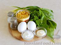 Фото приготовления рецепта: Салат с кукурузой, яйцами и черемшой - шаг №1