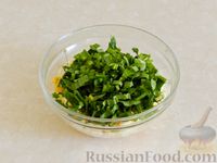 Фото приготовления рецепта: Салат с кукурузой, яйцами и черемшой - шаг №5