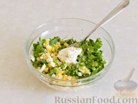Фото приготовления рецепта: Салат с кукурузой, яйцами и черемшой - шаг №6
