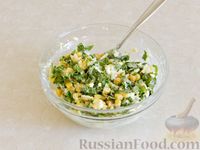 Фото приготовления рецепта: Салат с кукурузой, яйцами и черемшой - шаг №7