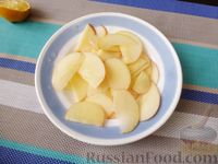 Фото приготовления рецепта: Салат с яблоком, брюссельской капустой и фундуком - шаг №3