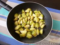 Фото приготовления рецепта: Салат с яблоком, брюссельской капустой и фундуком - шаг №6