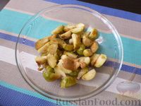 Фото приготовления рецепта: Салат с яблоком, брюссельской капустой и фундуком - шаг №7