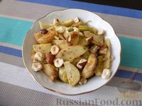 Фото приготовления рецепта: Салат с яблоком, брюссельской капустой и фундуком - шаг №9